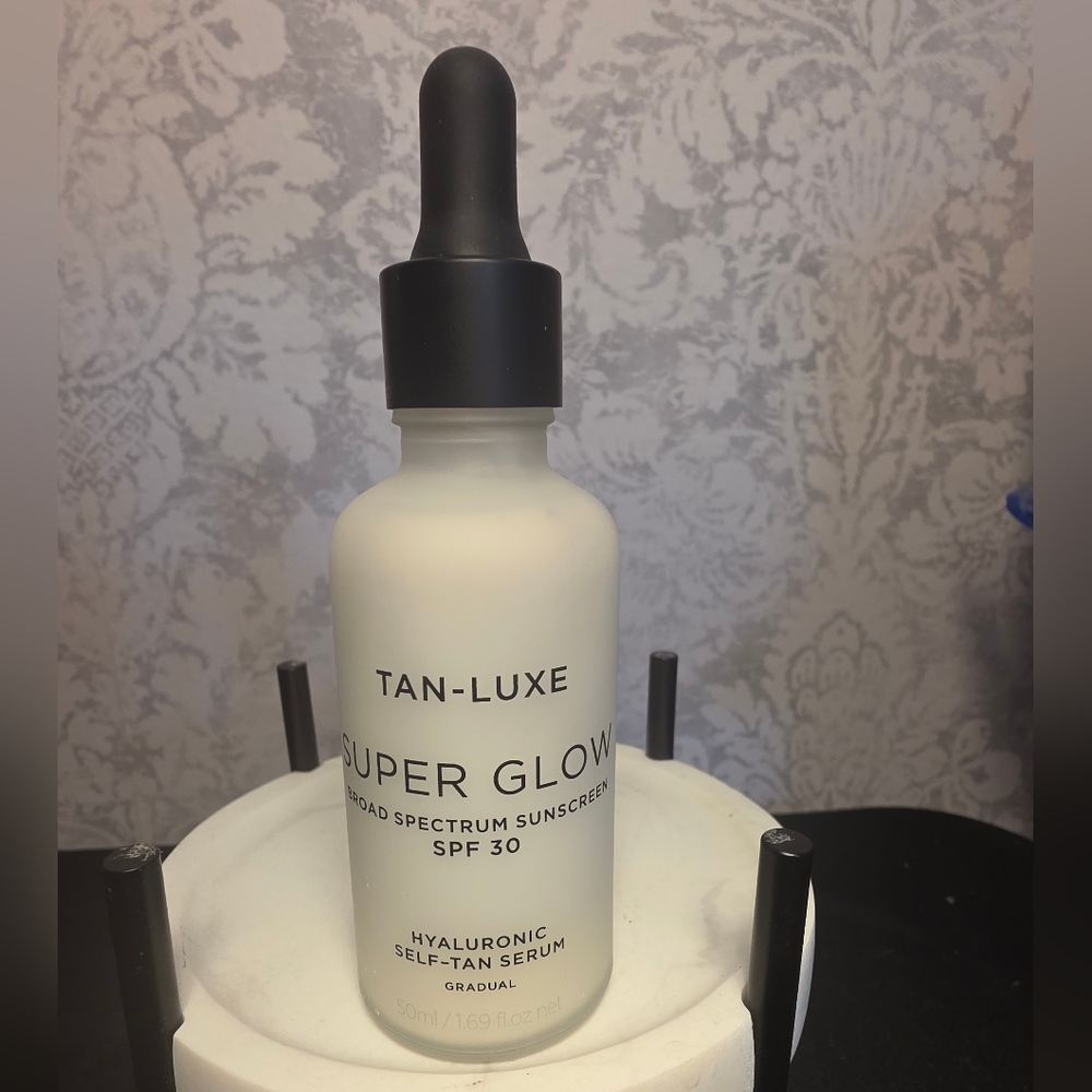 Super Glow Hyaluronic Self-Tan Serum - Black and White